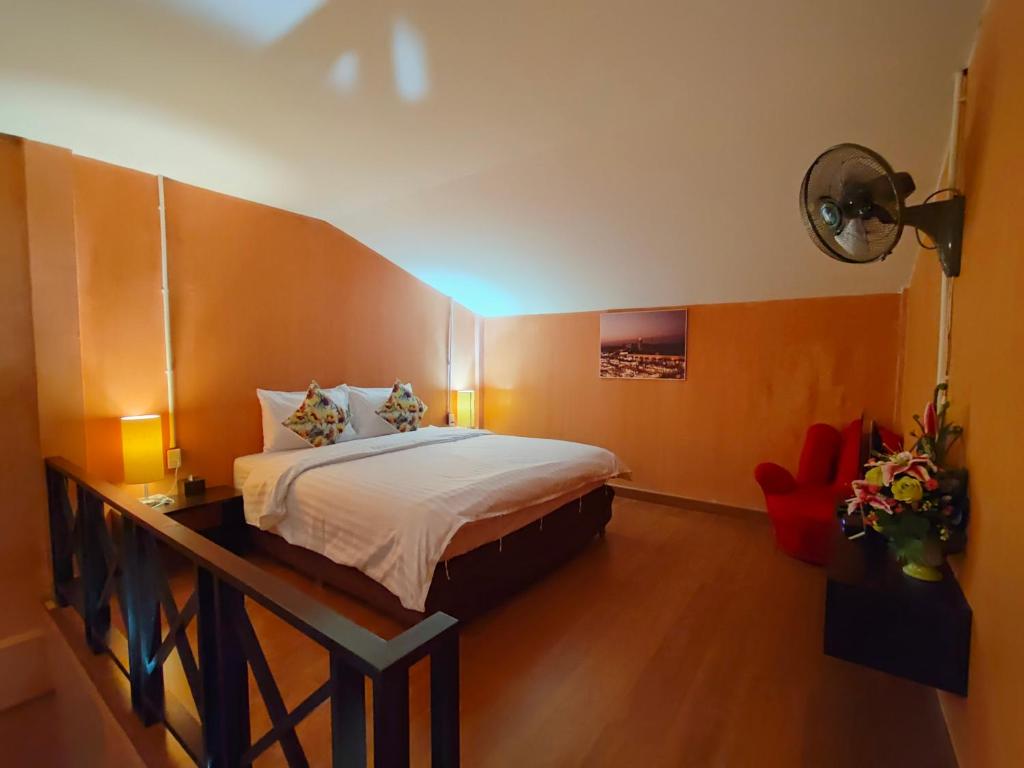 Postel nebo postele na pokoji v ubytování Retro Box Hotel Chumphon