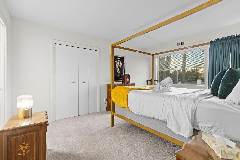 a bedroom with a large bed and a large mirror at Your perfect stay - Cozy 2BR apartment in NOVA in Arlington