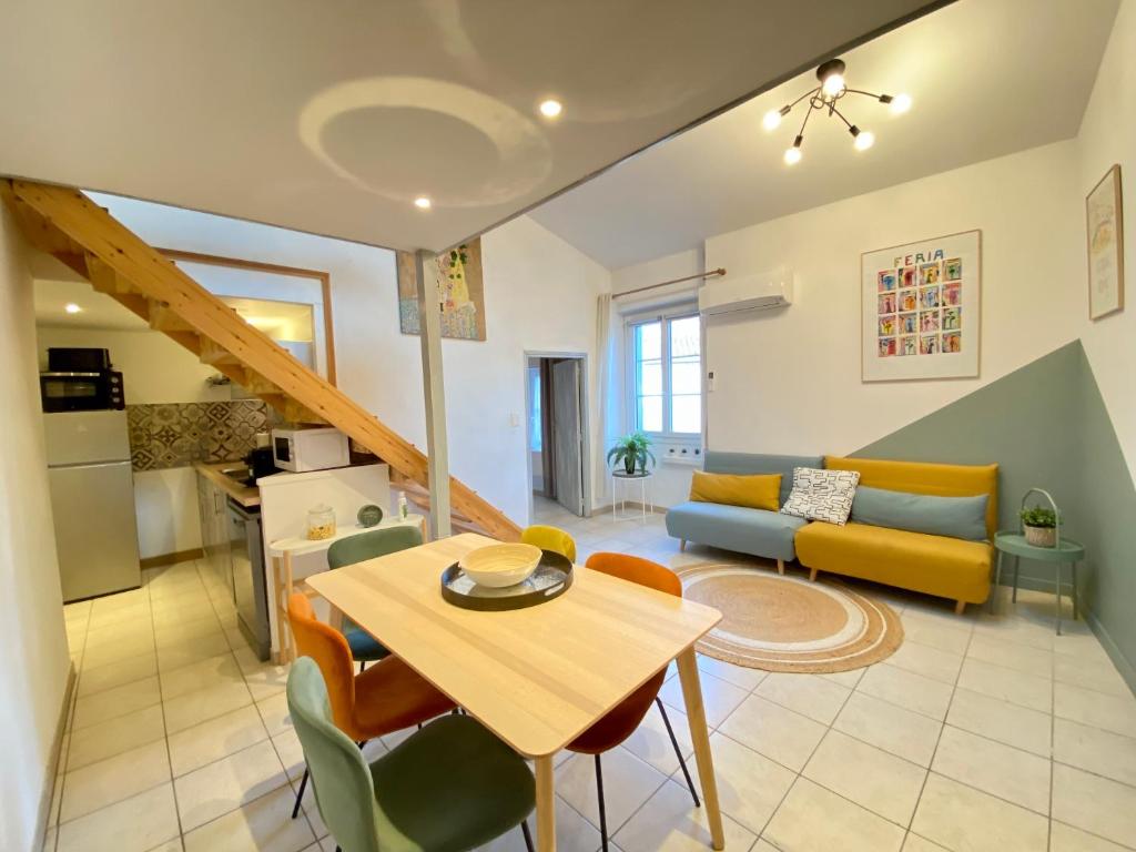 un salon avec une table et un canapé dans l'établissement L'Incontournable au cœur de Nîmes, à Nîmes