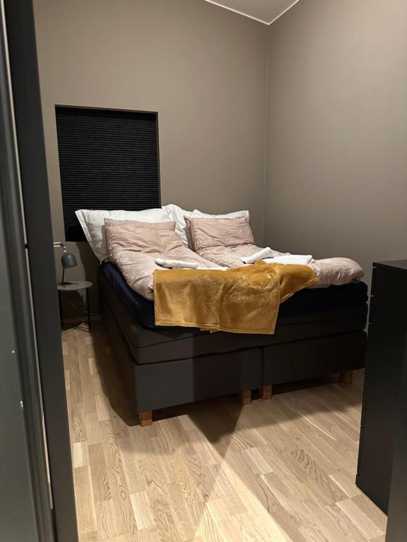 Un dormitorio con una cama con marco de cama negro. en The Sunny side, en Trondalen