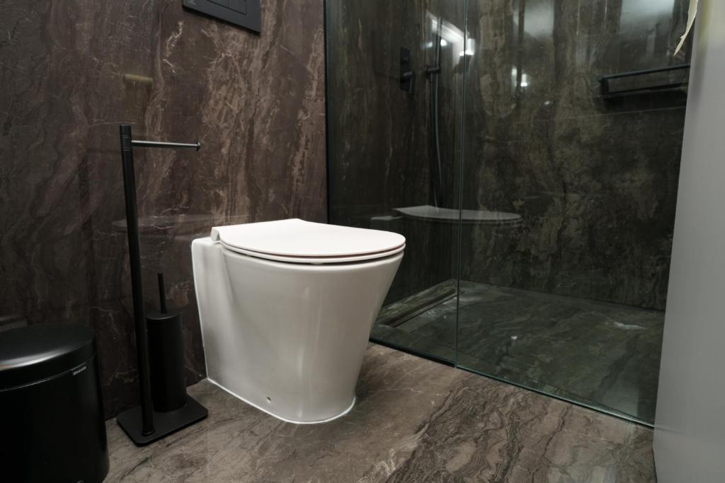 Koupelna v ubytování WealthyStays 2BR Flat, Gym, 11th Floor, Nicosia City Center