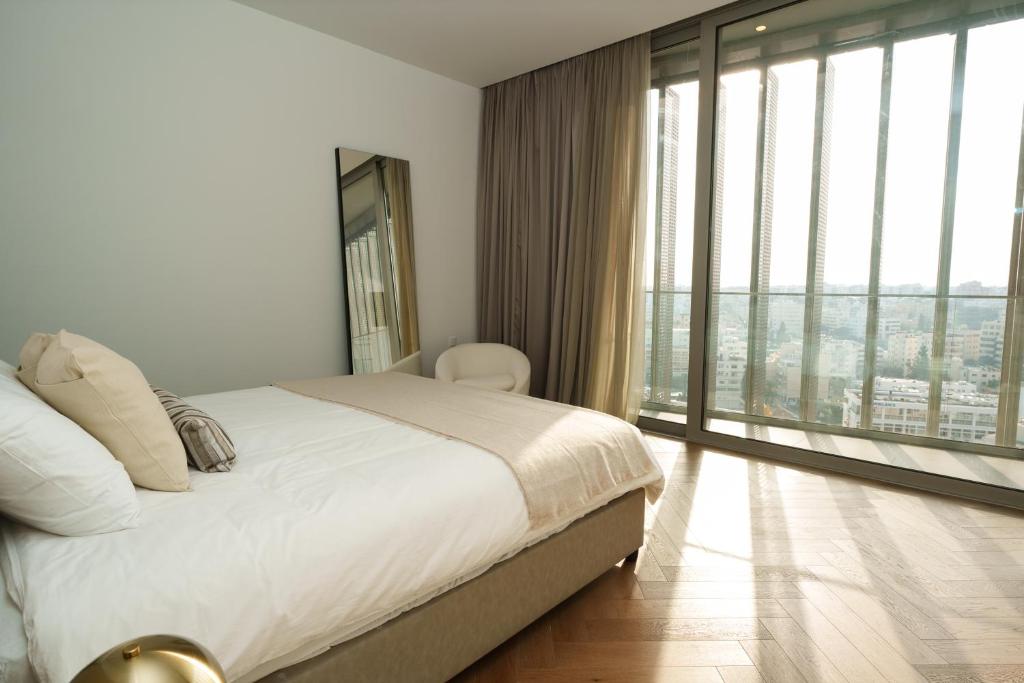Postel nebo postele na pokoji v ubytování WealthyStays 2BR Flat, Gym, 11th Floor, Nicosia City Center