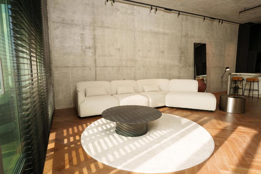 Posezení v ubytování WealthyStays 2BR Flat, Gym, 11th Floor, Nicosia City Center