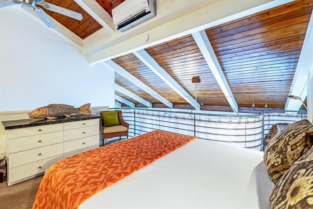 Postel nebo postele na pokoji v ubytování The Noniluna Two - Sleeps 9 plus Pack N Play