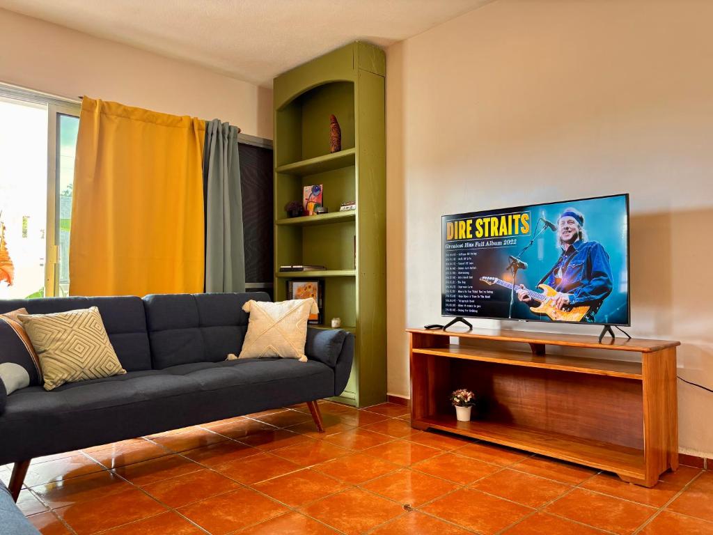 TV a/nebo společenská místnost v ubytování Casa Las Palmas, comfort and privacy