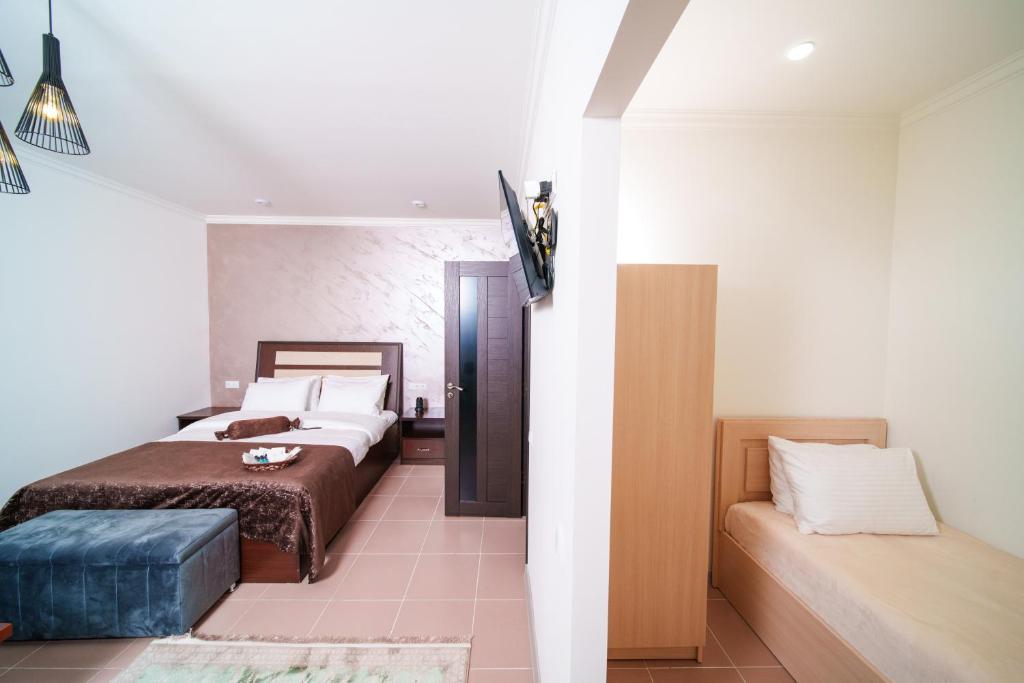 Postel nebo postele na pokoji v ubytování Visota 1880 Hotel Tsaghkadzor