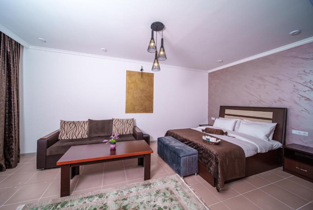 Postel nebo postele na pokoji v ubytování Visota 1880 Hotel Tsaghkadzor