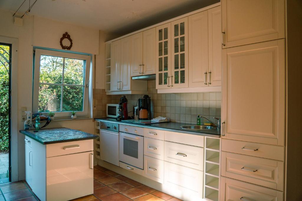 Kuchyň nebo kuchyňský kout v ubytování Ferienhaus Jadeblick I I