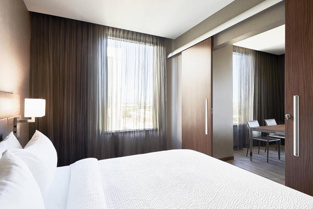 Postel nebo postele na pokoji v ubytování AC Hotel Tucson Downtown