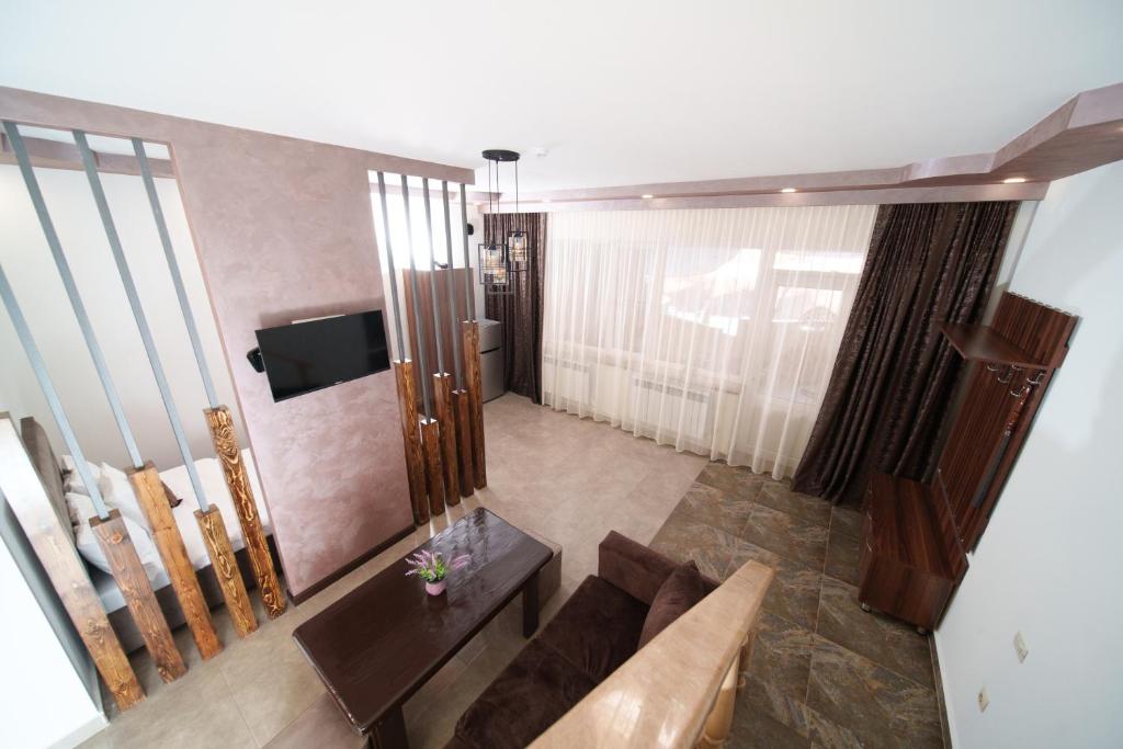 TV a/nebo společenská místnost v ubytování Visota 1880 Hotel Tsaghkadzor
