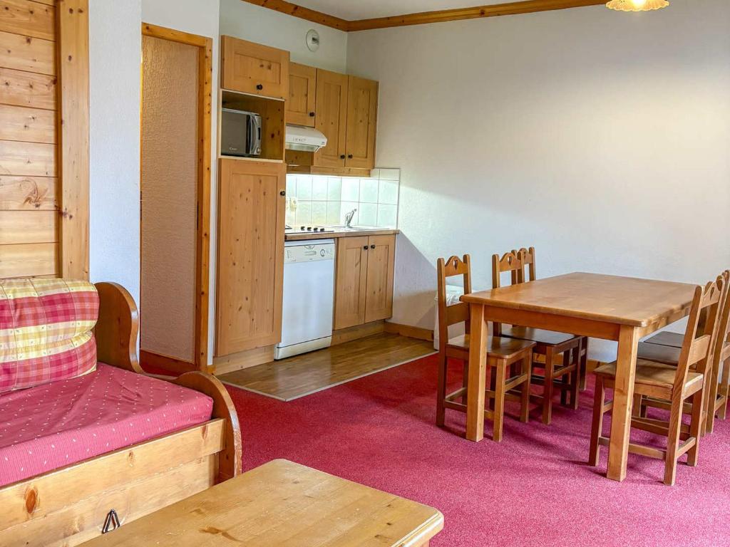 une cuisine et une salle à manger avec une table et des chaises dans l'établissement Confort à Notre-Dame-de-Bellecombe: 6 pers, 43m², 2 pièces - FR-1-807-60, à Notre-Dame-de-Bellecombe