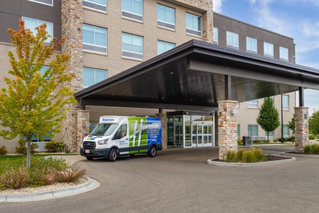 Holiday Inn Express & Suites - Madison West - Middleton by IHG photo