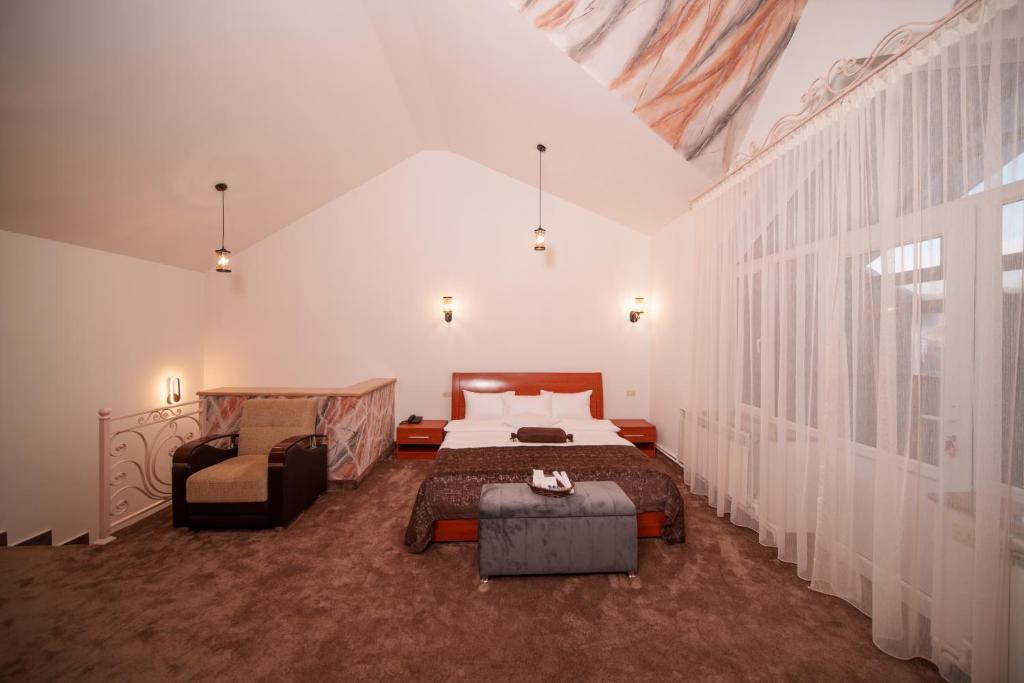Postel nebo postele na pokoji v ubytování Visota 1880 Hotel Tsaghkadzor