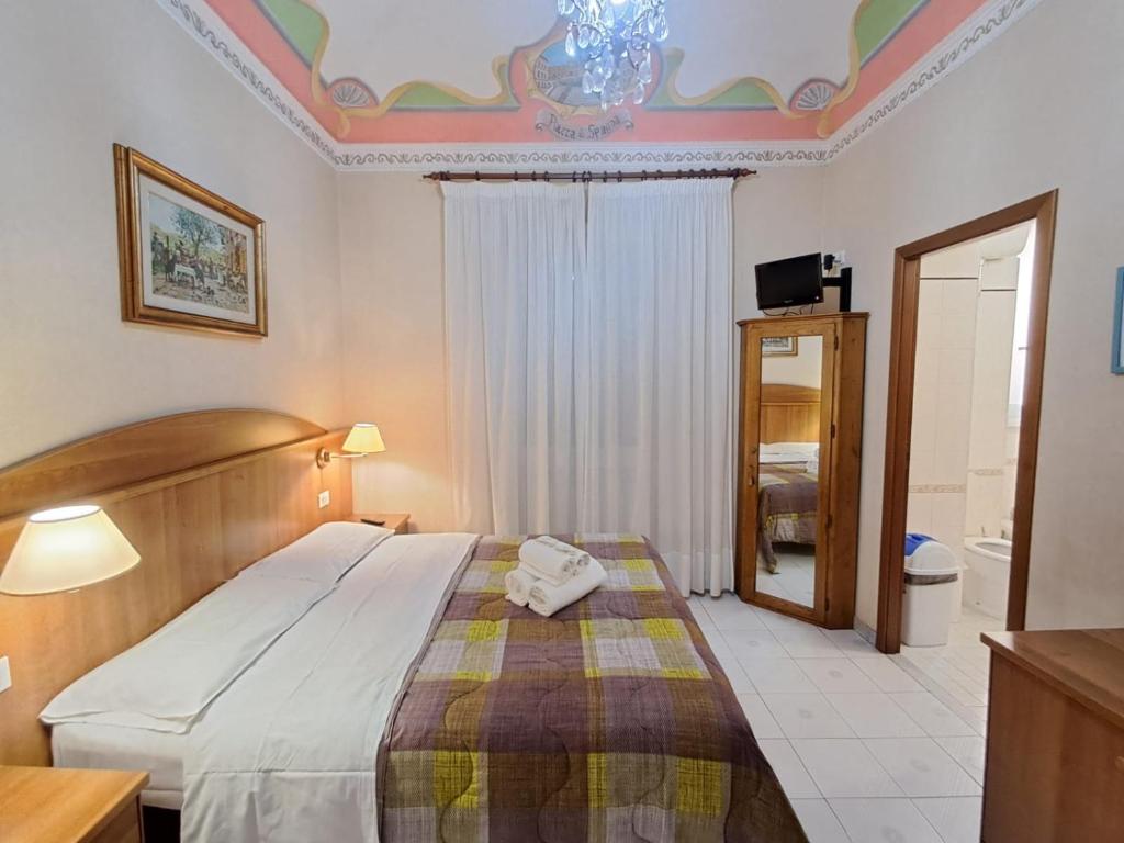 Un dormitorio con una cama y un baño con espejo. en NAHID ACCOMMODATION, en Roma