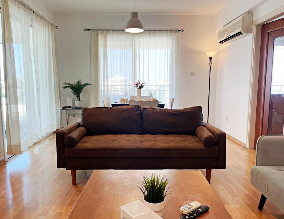 Posezení v ubytování Rooftop Penthouse with Private Jacuzzi and Panoramic Terrace in Center of Larnaca