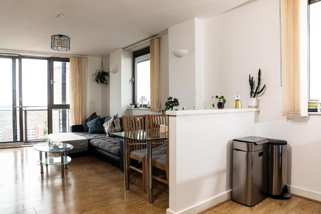 Whitechapel Two Bedroom Luxury Apartment - Free Private Parking - City Views
