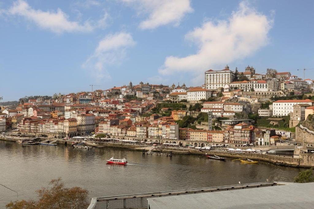 vista su una città con un fiume e su edifici di Douro's Bridge View - Swimming pool a Vila Nova de Gaia