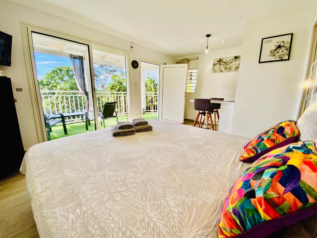 Postel nebo postele na pokoji v ubytování Sun7 Appart T1, avec piscine partagée, vue panoramique sur la nature