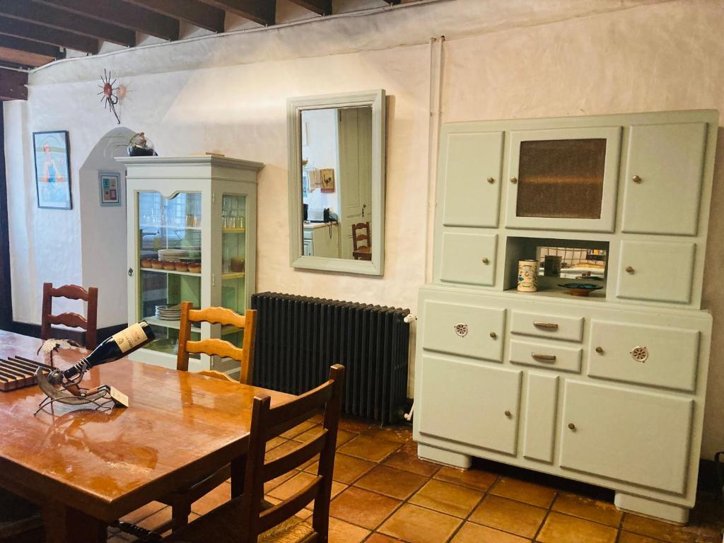 Kuchyň nebo kuchyňský kout v ubytování Charme authentique à Corbas - Authentic Charm in Corbas - 120m2 of Comfort-6 personnes