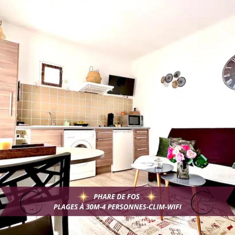 un salon avec une cuisine et une salle à manger dans l'établissement Le Coin de Mer 2, Bord de mer, Plage 30m, Cosy, CLIM, Wifi, 4 personnes, à Fos-sur-Mer