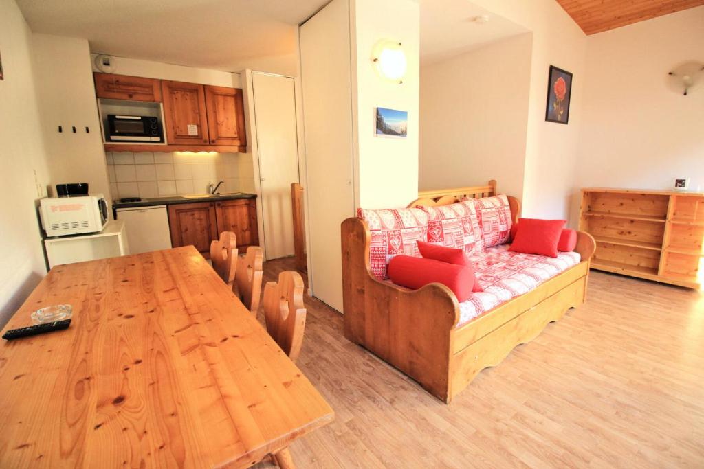 un salon avec un canapé et une table en bois dans l'établissement Chalets De La Vanoise - CHALETS DE LA VANOISE - CV5205 MAE-4614, à Villarodin-Bourget