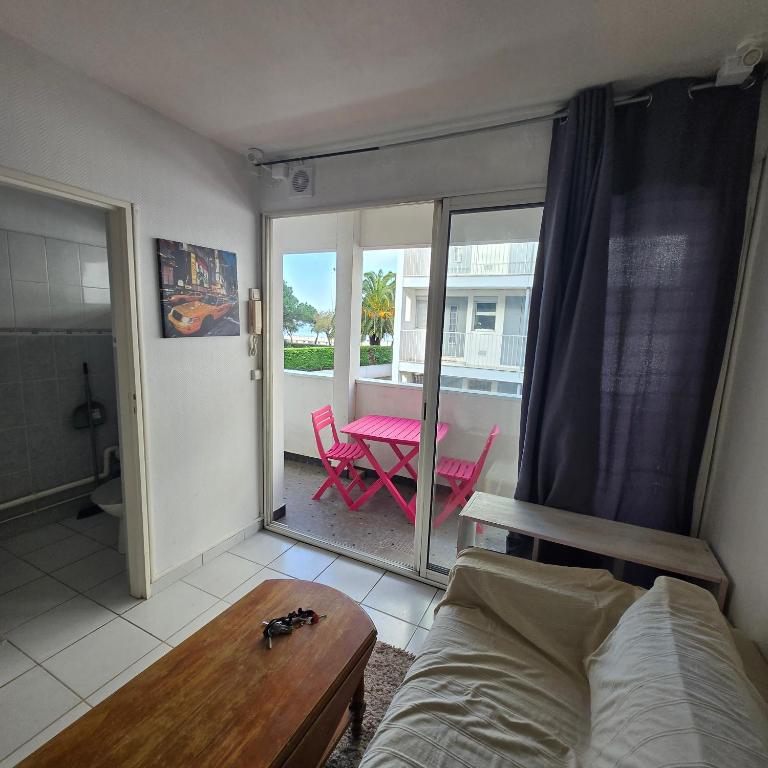 - une chambre avec un lit et une vue sur une terrasse dans l'établissement Studio face au bassin plein centre d arcachon, à Arcachon