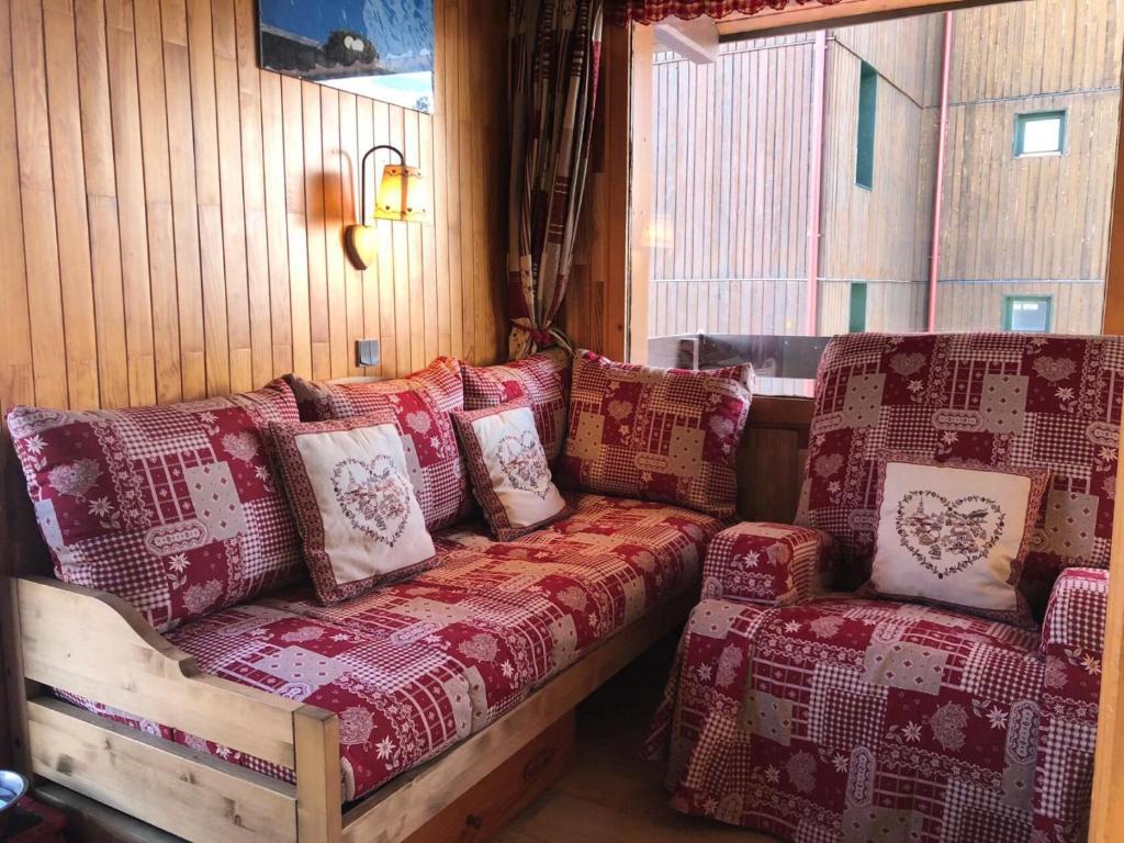 - un canapé avec des oreillers dans l'établissement Résidence Onyx - 2 Pièces pour 5 Personnes 354, à Mâcot La Plagne