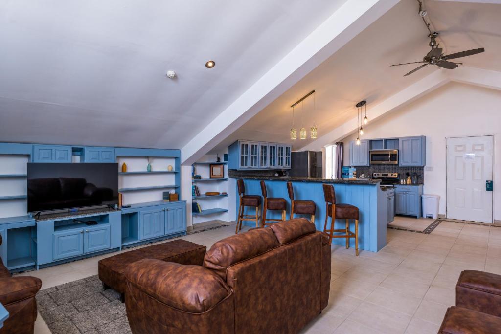 Una cocina o zona de cocina en Tropical Suites Hotel
