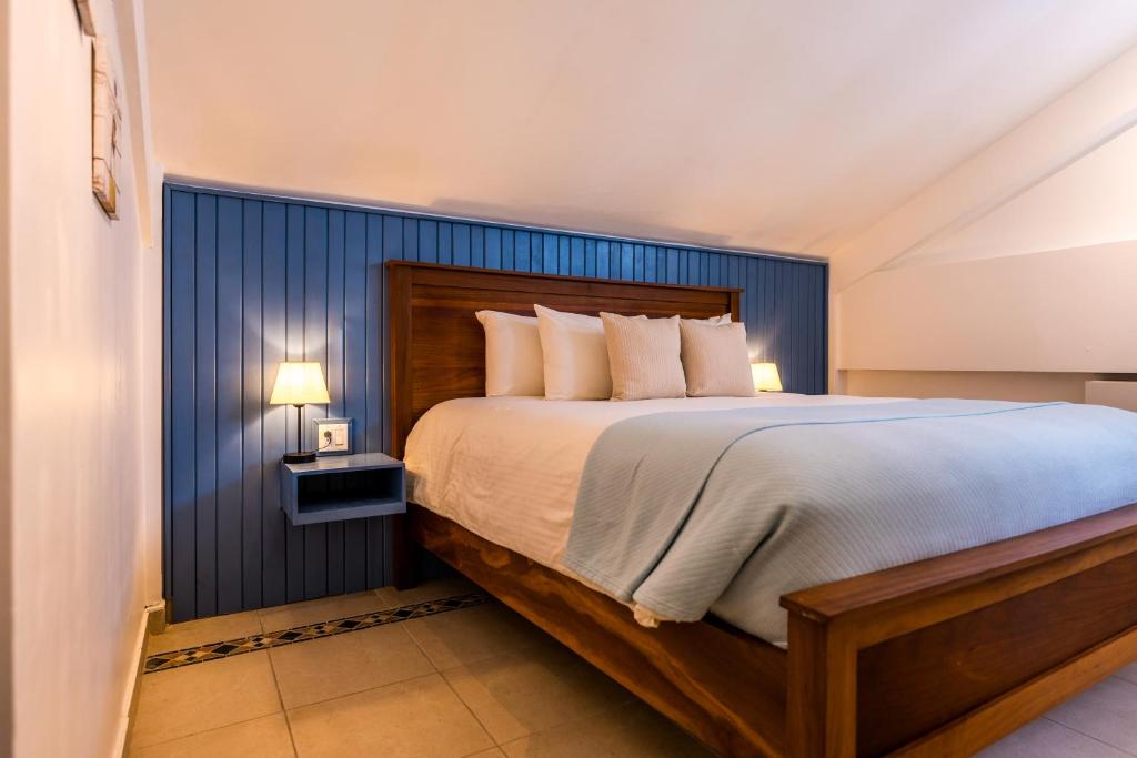 Cama o camas de una habitación en Tropical Suites Hotel
