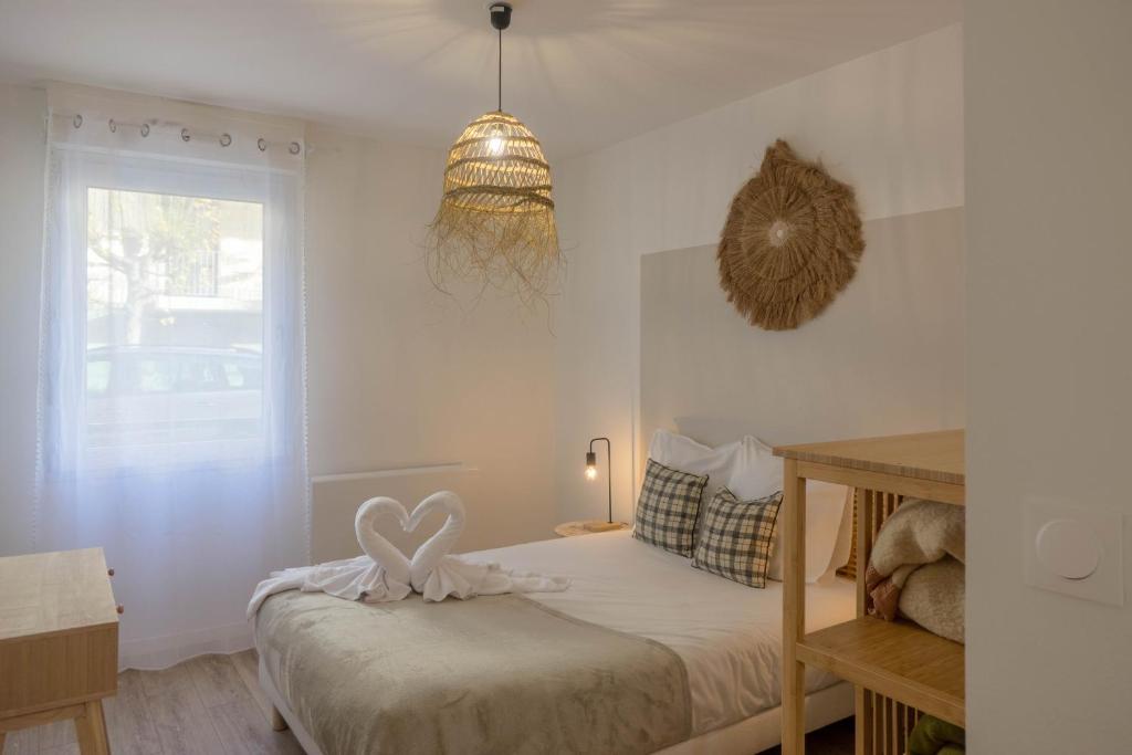 - une chambre avec un lit avec un cœur dans l'établissement Orléans - Appartement T2 avec parking privé - Douce Harmonie, à Orléans