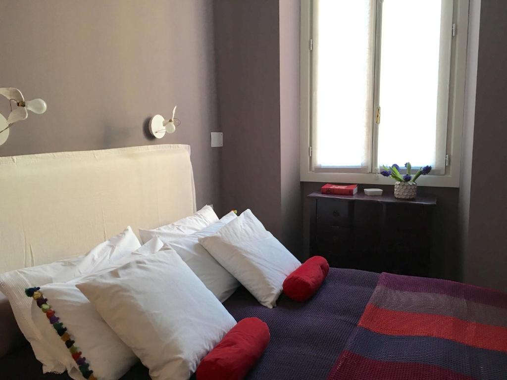Zebra Rosso - One-Bedroom Apartment