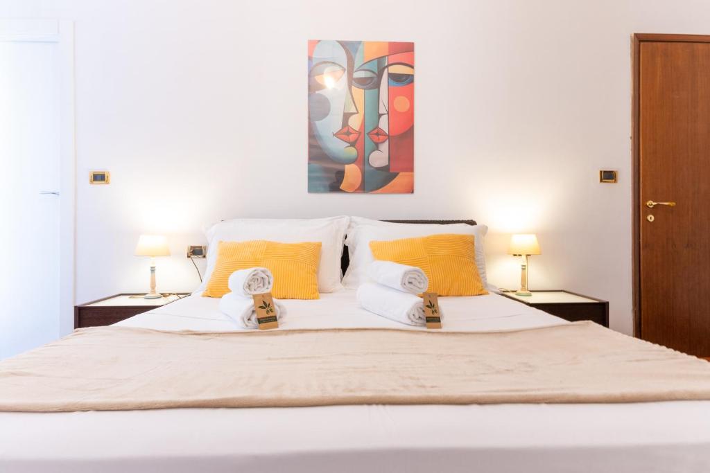 ein Schlafzimmer mit einem Bett mit zwei Teddybären darauf in der Unterkunft Promo Black Friday Residenza Esclusiva 2 Suite, 2 Bagni, Balcone con Vista e Area Fitness in Pescara