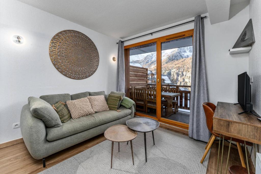 d'un salon avec un canapé et un balcon. dans l'établissement Résidence Le Balcon Des Airelles - Appartement calme au cœur des Orres 1800 MAE-4074, aux Orres