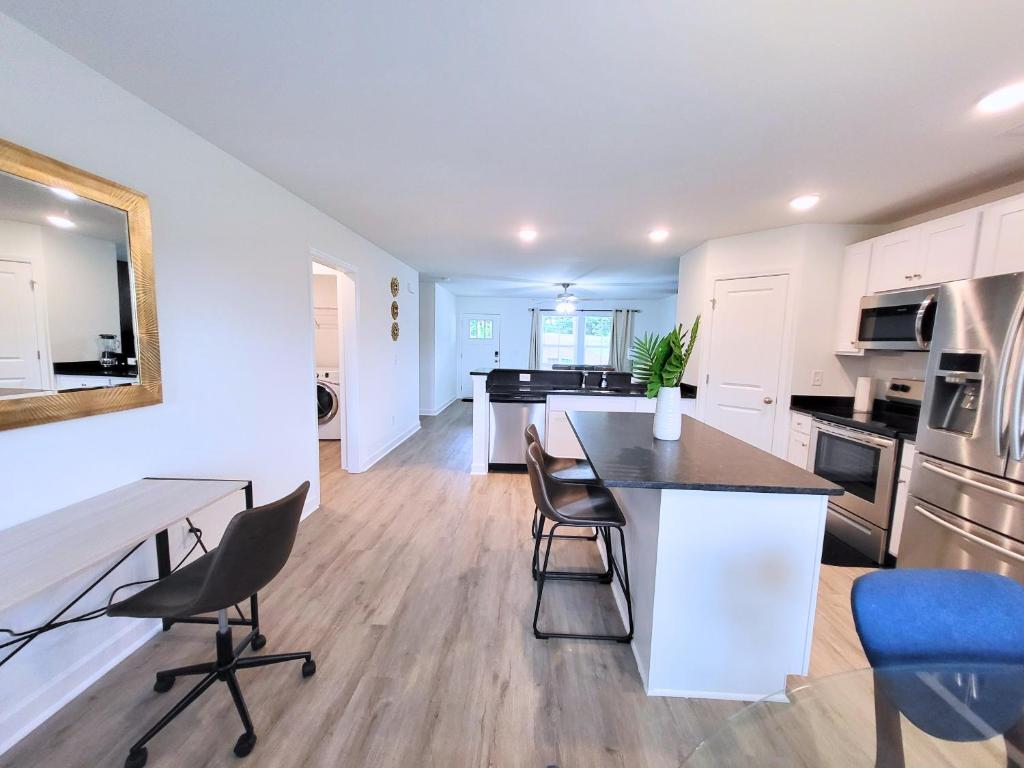 Μια τηλεόραση ή/και κέντρο ψυχαγωγίας στο Ranch Home! Near UNCC, Medieval, Pavilion & Uptown
