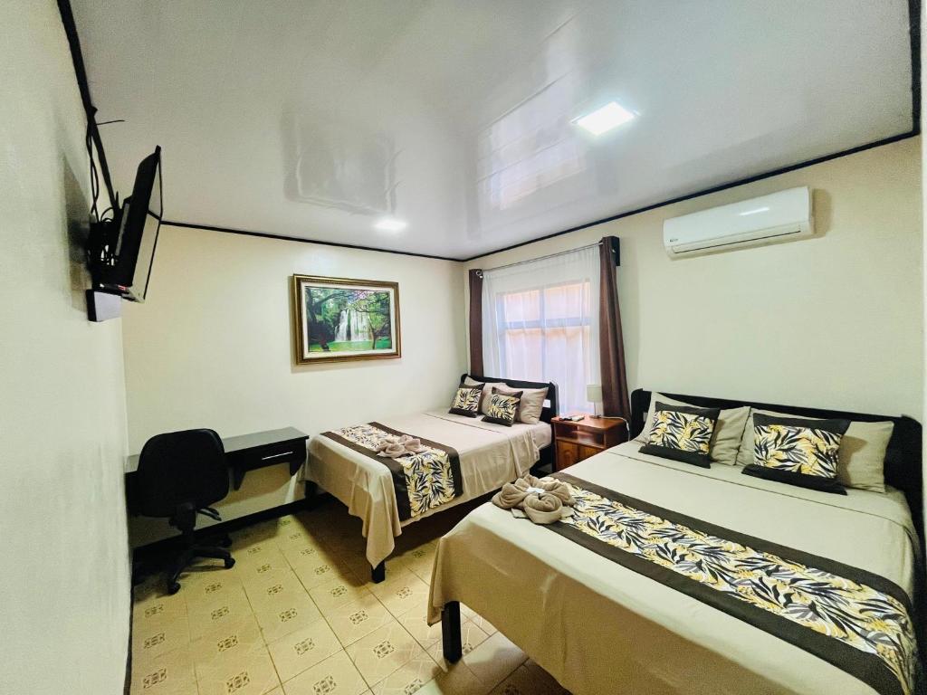 Postel nebo postele na pokoji v ubytování HOTEL DEL RiO