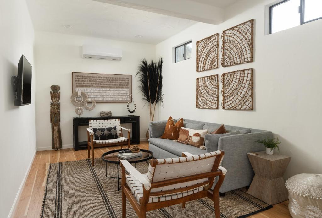 salon z kanapą i stołem w obiekcie 1 Bedroom Casita - Casa Blanca w mieście Montecito