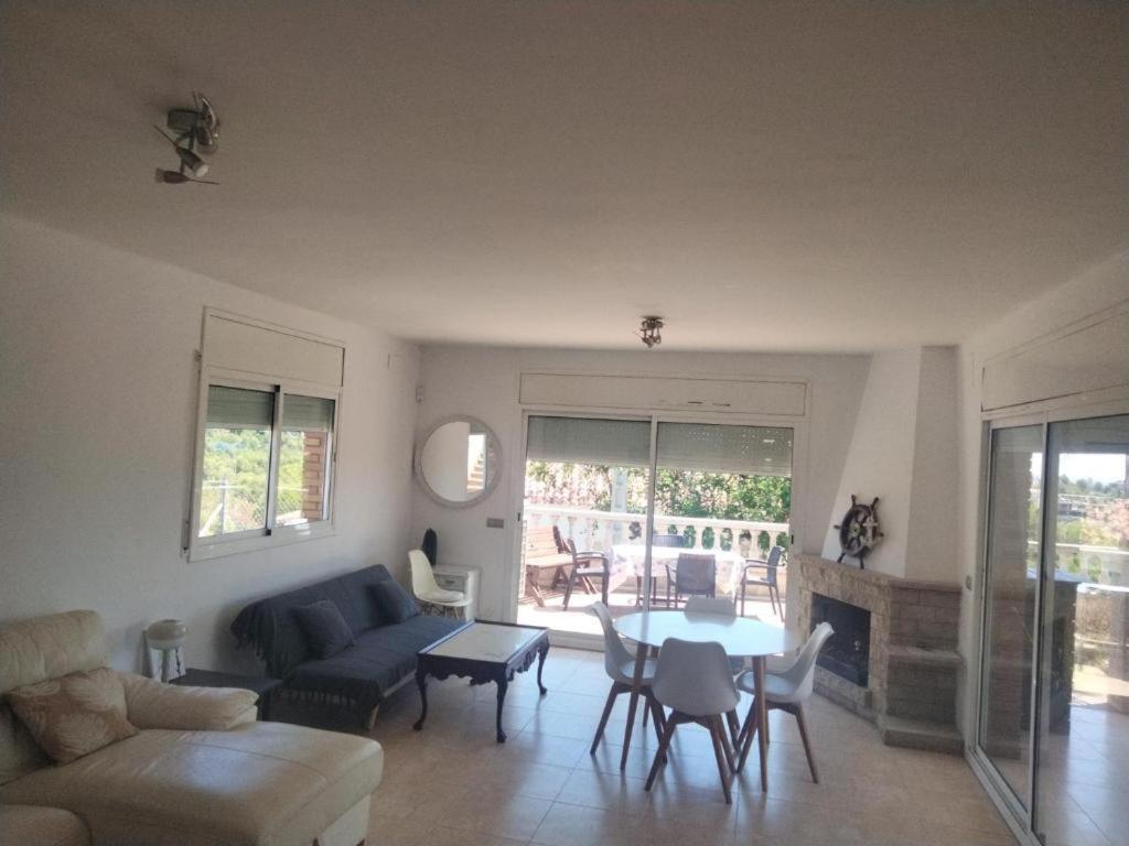 Posezení v ubytování CAN TRULLEN CHALET CALAFELL