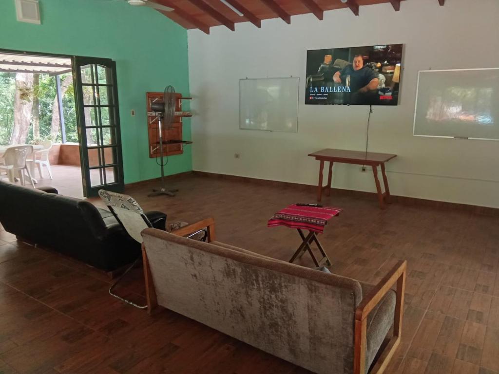 TV a/nebo společenská místnost v ubytování Tupasy Marangatu Hostal