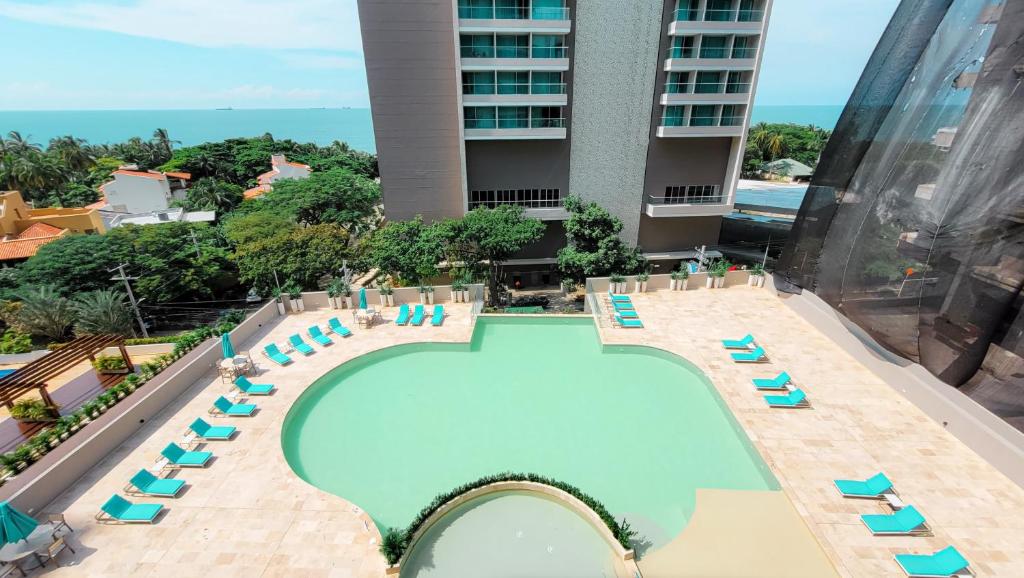 eine Draufsicht auf einen Swimmingpool in einem Hotel in der Unterkunft PLAYA BELLO HORIZONTE "Encanto exclusivo a pasos del Mar" in Playa Bello Horizonte