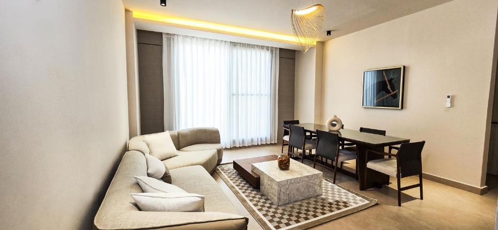 Una sala de estar con un sofá y un comedor. en Elite Residence, en Accra