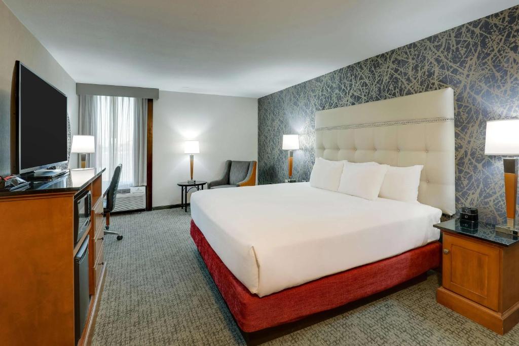 Drury Inn & Suites Springfield - Habitación Deluxe Con Cama Extragrande