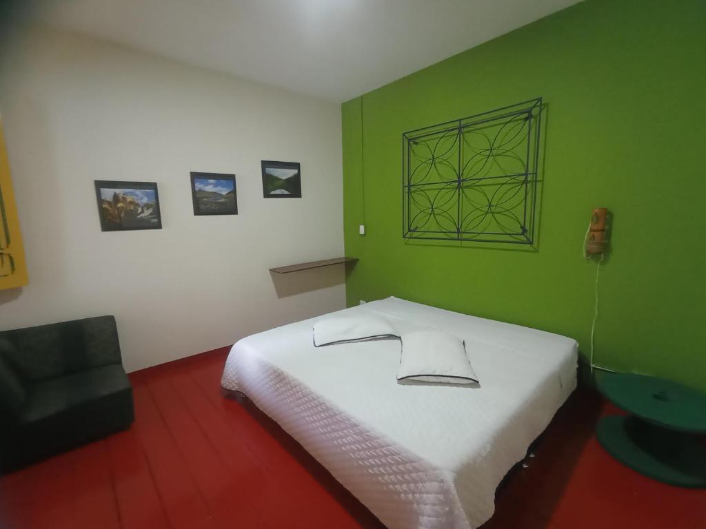Postel nebo postele na pokoji v ubytování Golden Frog Manizales