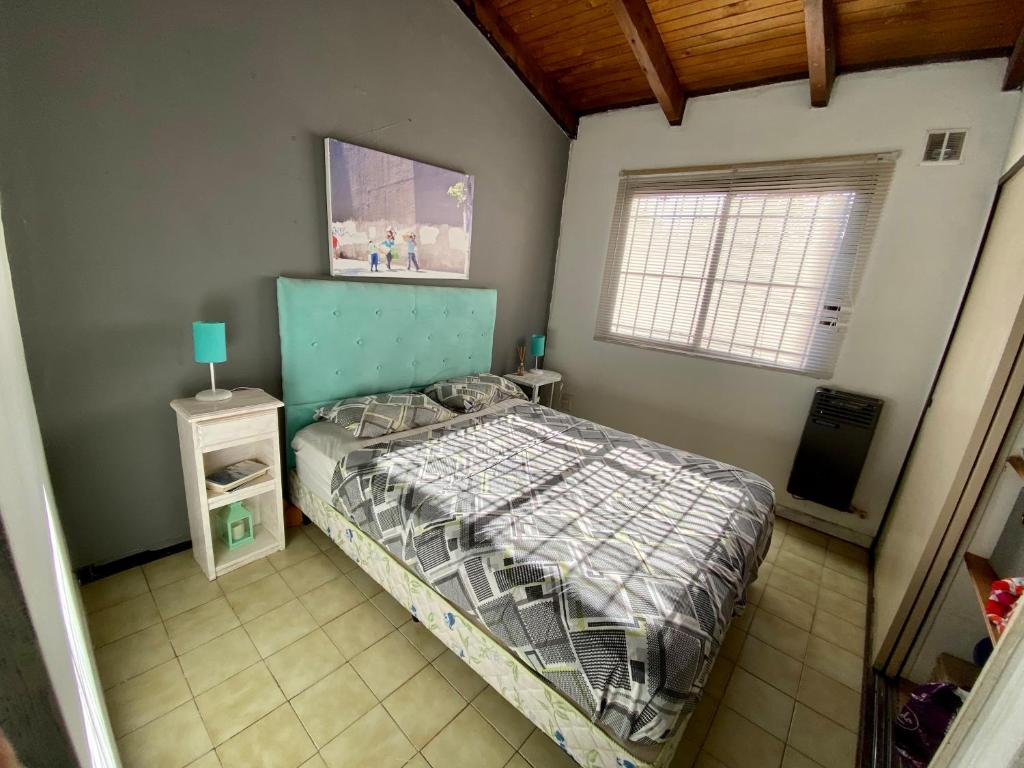 Magos al sur vintage في سان كارلوس دي باريلوتشي: غرفة نوم بها سرير ونافذة