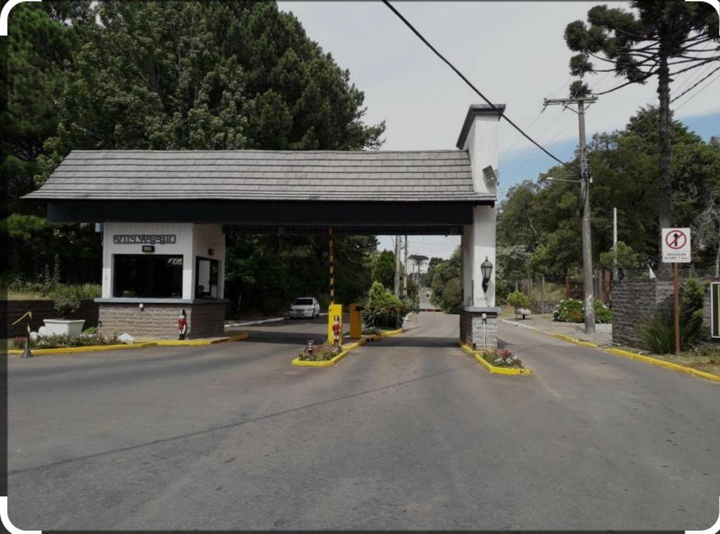 une station-service sur le côté d'une route dans l'établissement Casa Villagio - CONDOMÍNIO, à Gramado