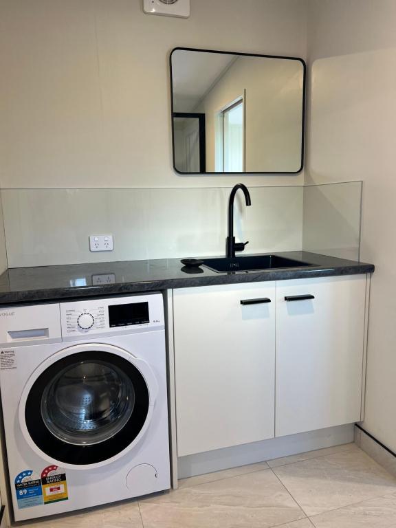Kuchyň nebo kuchyňský kout v ubytování BRAND NEW Perfect tiny home in Mangawhai