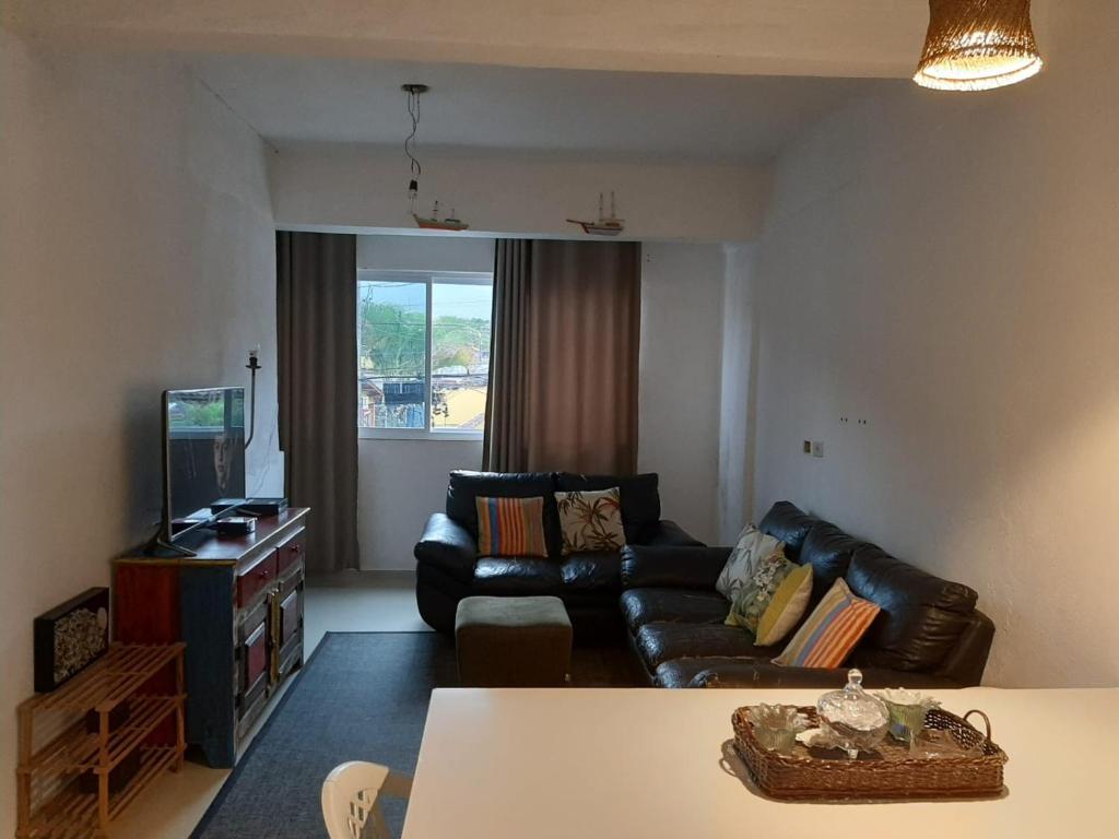 un soggiorno con un divano e una TV di Casa Marisol Maresias a São Sebastião