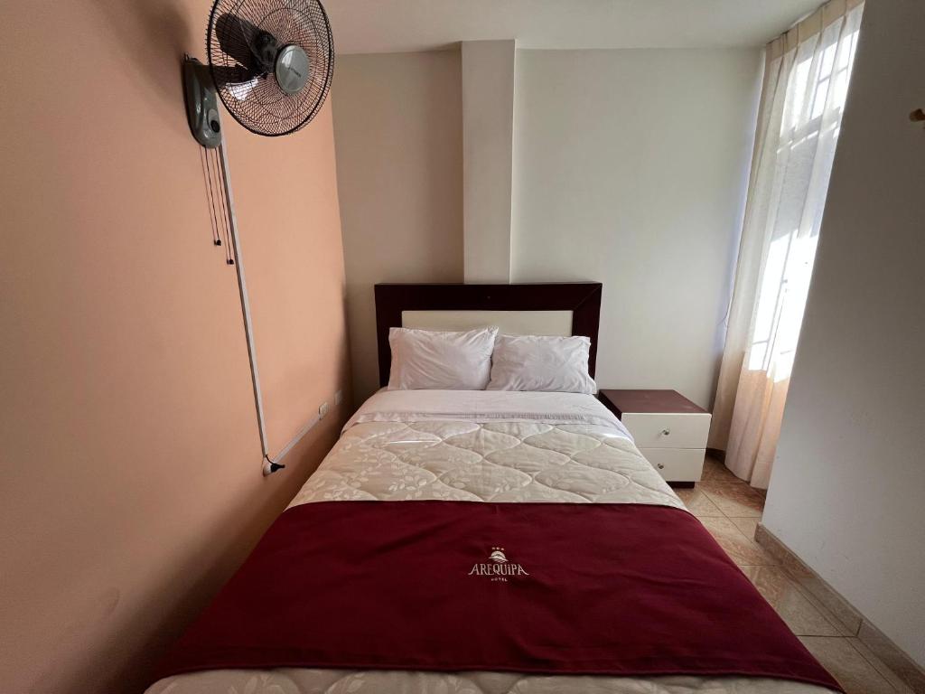 Postel nebo postele na pokoji v ubytování HOTEL AREQUIPA