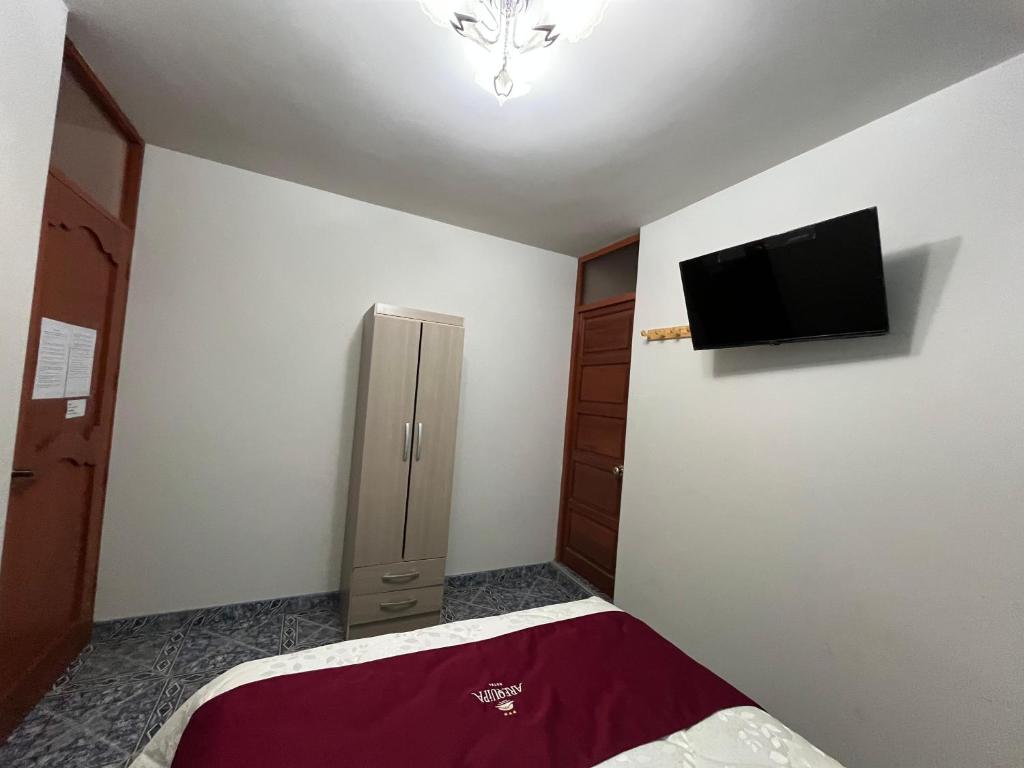 TV a/nebo společenská místnost v ubytování HOTEL AREQUIPA