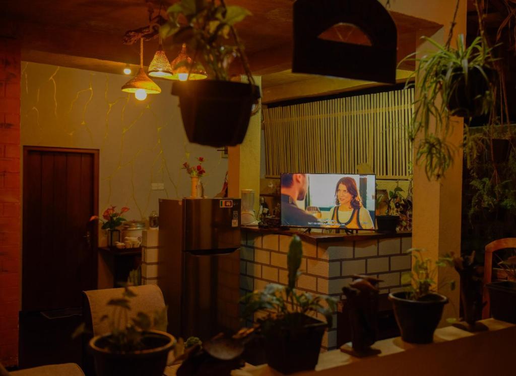 TV a/nebo společenská místnost v ubytování Ella Brown House
