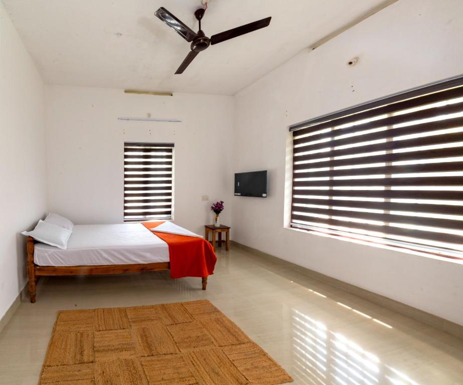 Voodi või voodid majutusasutuse Rams Guest House Samudra-Walk to Cliff,Odayam,Black Beach Varkala toas